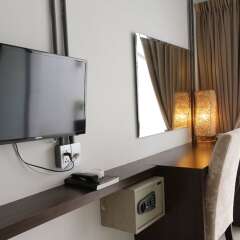 Отель The Nest Resort сейф в номере