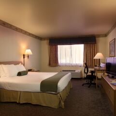 The Redwood Riverwalk Hotel комната для гостей