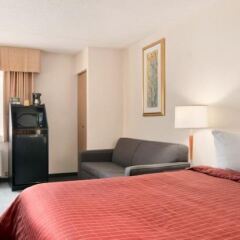 Отель Travelodge Calgary Macleod Trail Канада, Калгари - отзывы, цены и фото номеров - забронировать отель Travelodge Calgary Macleod Trail онлайн удобства в номере фото 2