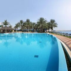 Отель Beach Rotana бассейн
