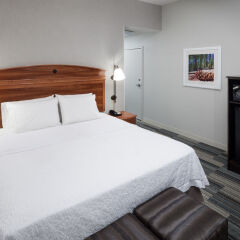 Отель Hampton Inn & Suites Tulare комната для гостей фото 5