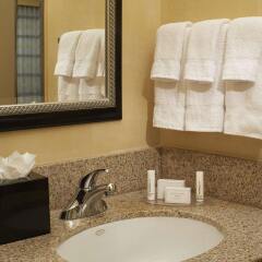 Отель Courtyard by Marriott St. Louis Downtown West ванная фото 2