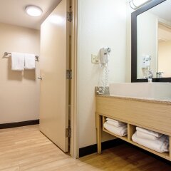 Отель Red Roof Inn PLUS+ Miami Airport ванная фото 2