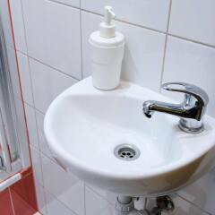 Отель Friends Hostel Польша, Вроцлав - отзывы, цены и фото номеров - забронировать отель Friends Hostel онлайн ванная фото 2