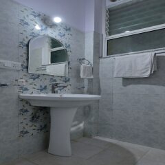 OYO 13083 Hotel Lovely Inn ванная