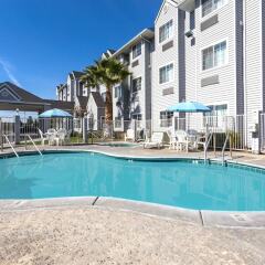 Отель Microtel Inn & Suites Modesto бассейн