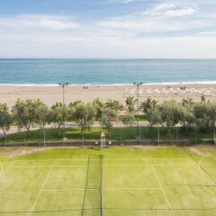 Отель UNAHOTELS Naxos Beach Sicilia Италия, Джардини Наксос - 1 отзыв об отеле, цены и фото номеров - забронировать отель UNAHOTELS Naxos Beach Sicilia онлайн спортивное сооружение