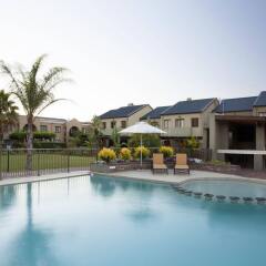 Отель Devonvale Golf & Wine Estate бассейн