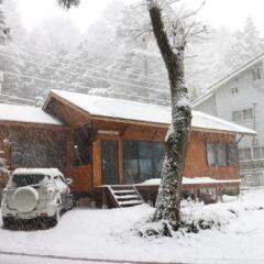 Отель Kamoshika cottage Hakuba Хакуба фото 2