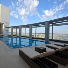 Отель Dubai Stay - Burj Al Nujoom Downtown Holiday Apartment ОАЭ, Дубай - отзывы, цены и фото номеров - забронировать отель Dubai Stay - Burj Al Nujoom Downtown Holiday Apartment онлайн бассейн фото 2