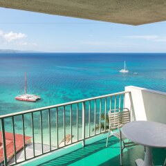 Отель Sunset Beach Studio At Montego Bay Club Resort Ямайка, Монтего-Бей - отзывы, цены и фото номеров - забронировать отель Sunset Beach Studio At Montego Bay Club Resort онлайн балкон