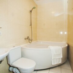 Гостиница Renaissance Suites Odessa ванная фото 2