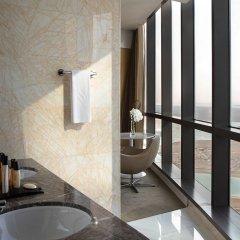 Отель Conrad Abu Dhabi Etihad Towers ОАЭ, Абу-Даби - 2 отзыва об отеле, цены и фото номеров - забронировать отель Conrad Abu Dhabi Etihad Towers онлайн ванная фото 2