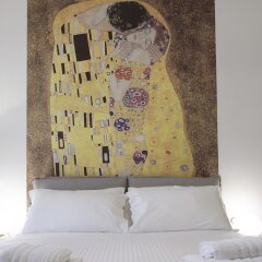 Отель Italianway - Piero della Francesca 74 сейф в номере