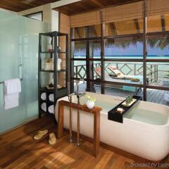 Отель Four Seasons Resort Maldives at Kuda Huraa ванная