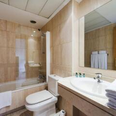 Отель Woo Travelling Plaza de Oriente Homtel ванная