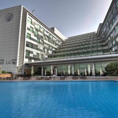 Отель Oryx Rotana бассейн
