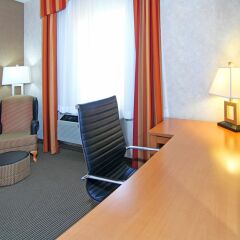 Отель Holiday Inn Express Hotel & Suites Calgary S-Macleod Trail S, an IHG Hotel Канада, Калгари - отзывы, цены и фото номеров - забронировать отель Holiday Inn Express Hotel & Suites Calgary S-Macleod Trail S, an IHG Hotel онлайн удобства в номере фото 2