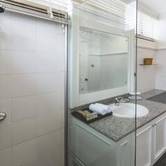 Апартаменты Cape House Serviced Apartments Бангкок ванная фото 2