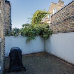 Отель Spacious 4 Bedroom House in South Lambeth