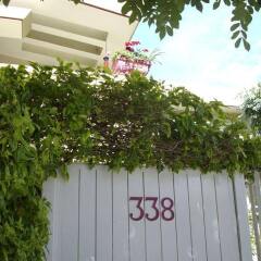 Отель Dickinson Guest House парковка