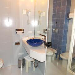Отель Holiday Inn Milan Linate Airport Пескьера-Борромео ванная фото 2