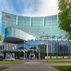 Отель Hilton Tallinn Park парковка