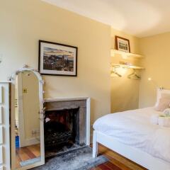 Отель Calton Hill Idyllic Cottage Feel Next 2 Princes St Эдинбург комната для гостей