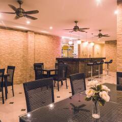 Отель The Shades Boutique Hotel Patong Phuket Таиланд, Патонг - отзывы, цены и фото номеров - забронировать отель The Shades Boutique Hotel Patong Phuket онлайн гостиничный бар