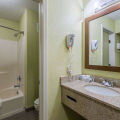 Quality Inn & Suites University Area in Muncie, United States of America from 85$, photos, reviews - zenhotels.com bathroom