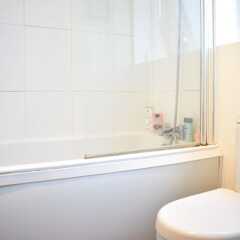 Отель Beautiful, Bright 1-bedroom Home With Garden ванная фото 2