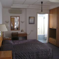 Отель Chrielka Hotel Apartments Кипр, Лимассол - отзывы, цены и фото номеров - забронировать отель Chrielka Hotel Apartments онлайн комната для гостей