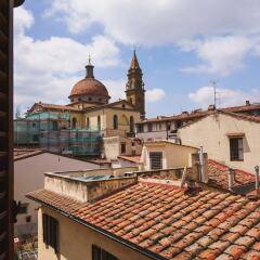 Отель Lovely 4BD Apt 3min Walk to Ponte Vecchio балкон фото 2