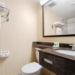 Отель Best Western Plus Gatineau-Ottawa Канада, Гатино - отзывы, цены и фото номеров - забронировать отель Best Western Plus Gatineau-Ottawa онлайн ванная