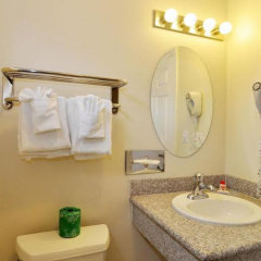 Отель Super 8 by Wyndham Monterey США, Монтерей - отзывы, цены и фото номеров - забронировать отель Super 8 by Wyndham Monterey онлайн ванная фото 3