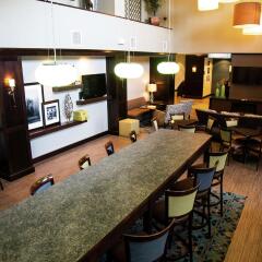 Отель Hampton Inn & Suites Sharon, PA гостиничный бар