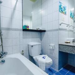 Отель Karon Whale Resort ванная фото 2