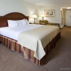 Отель Holiday Inn Raleigh Durham Airport комната для гостей