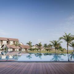 Отель The Calm Resort & Spa бассейн фото 3