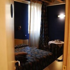 Отель Residenza San Faustino Верона сейф в номере