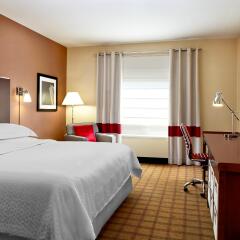 Отель Four Points by Sheraton Calgary Airport комната для гостей фото 3