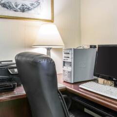 Отель Clarion Inn & Suites Northwest удобства в номере фото 2