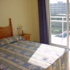Отель Apartamentos Decathlon Maraton Penthalon Испания, Салоу - отзывы, цены и фото номеров - забронировать отель Apartamentos Decathlon Maraton Penthalon онлайн комната для гостей фото 3