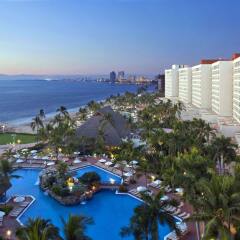 Отель Sheraton Buganvilias Resort & Convention Center пляж