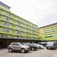 Отель The Aiyapura Bangkok парковка