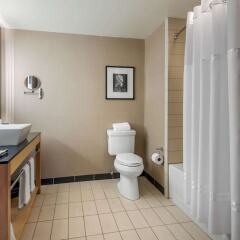 Отель Cambria Hotel Akron - Canton Airport США, Юнионтаун - отзывы, цены и фото номеров - забронировать отель Cambria Hotel Akron - Canton Airport онлайн ванная фото 2