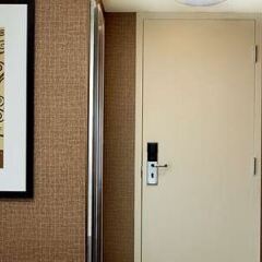Отель Sheraton Cavalier Calgary Hotel Канада, Калгари - отзывы, цены и фото номеров - забронировать отель Sheraton Cavalier Calgary Hotel онлайн удобства в номере фото 2