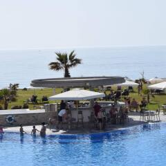 Amphora Hotel & Suites бассейн