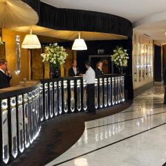 Отель Hôtel Barrière Le Fouquet's вид на фасад фото 2