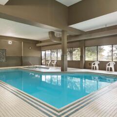 Отель Travelodge by Wyndham Toronto East бассейн фото 3